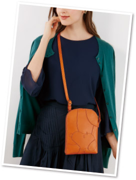 ピーナッツ誕生70周年記念 もっとお出かけスヌーピー 高級ナチュラルレザーのスマートポシェット Iヅ Iオリジナルショップ