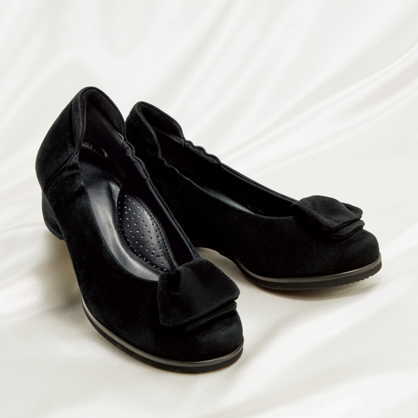 マダム・ナディーヌの“魔法のブラックフォーマルシューズ” 撥水加工の高級シープスウェード製婦人靴