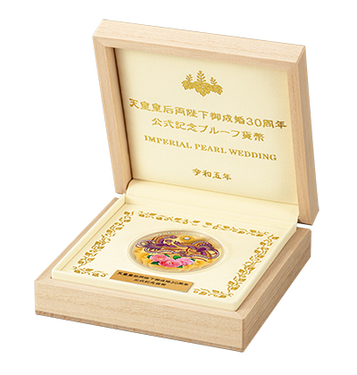 天皇皇后両陛下御成婚30周年記念 真珠入りカラー金貨：I・E・I 