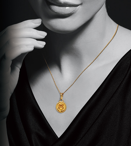 見つめるほどに癒される幸せの子猫──。本物の輝きが周囲の羨望を集めるペンダント