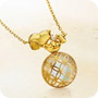 スヌーピー しあわせの金蒔絵  純金と白蝶貝とダイヤモンドの高級宝飾ペンダント